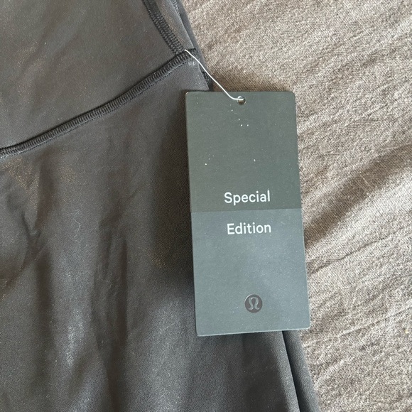 Lululemon WUNDER train HR tight 28” foil color RFXB black size 10 #367 - Picture 2 of 3